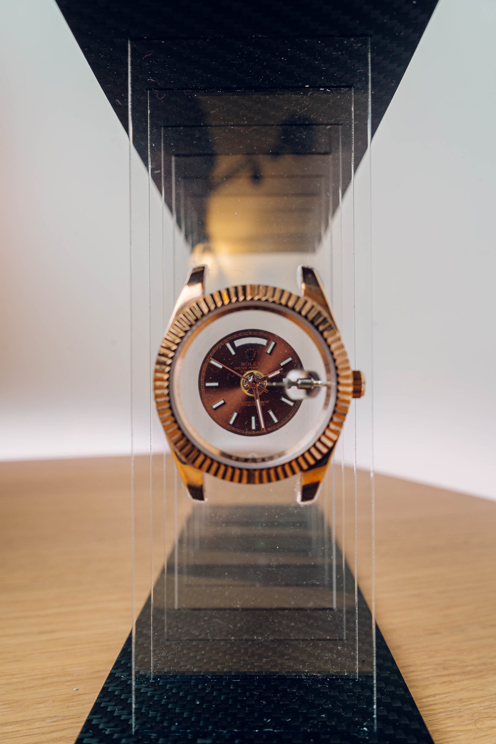 DT-03 Édition Chocolat, tableau montre déconstruite en acrylique, vue 1